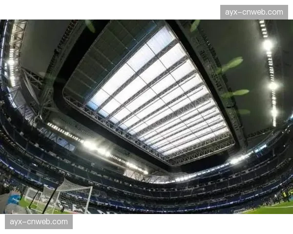 伯纳乌球场新顶棚通过欧足联最终验收,可确保决赛不受天气影响。 伯纳乌球场新顶棚通过欧足联最终验收,可确保决赛不受天气影响。